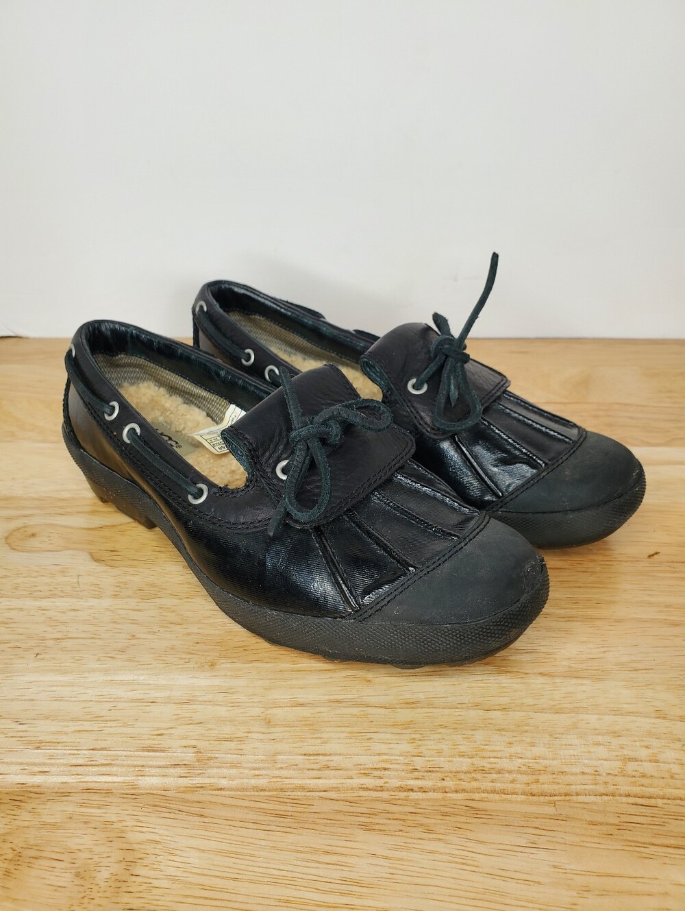 UGG Ashdale Duck Shoes Womens Size 8 Black Leather Shearling Lined 1001768